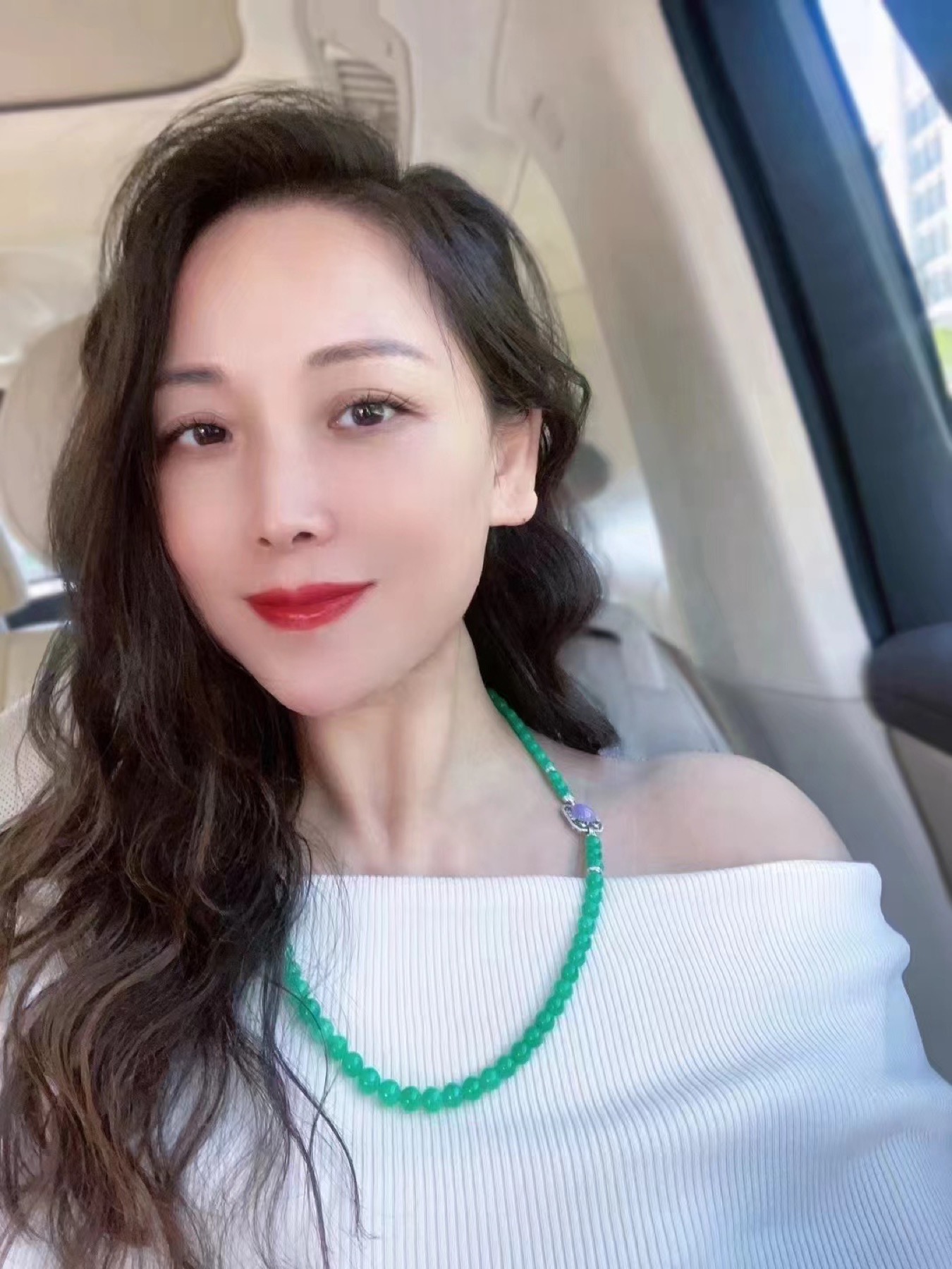 老板娘本人佩戴翡翠戒指自拍